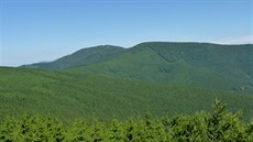 Pohled na dva beskydské vrcholy - vlevo Knhyn, vpravo ertv mlýn. Foceno z...