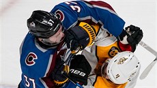 J.T. Compher (vlevo) z Colorada v souboji s  Ryanem Ellisem z Nashvillu.