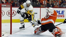 Sidney Crosby z Pittbsurghu pekonává brankáe Michala Neuvirtha z Philadelphie.