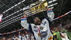 Michal Barinka se raduje s pohárem pro hokejové ampiony.