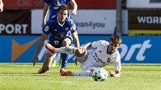 Olomoucký stoper Roman Polom (vlevo) st�e�í ostravského Milana Jiráska.