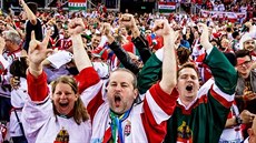 Maartí fanouci povzbuzují svj tým v zápase s Polskem.