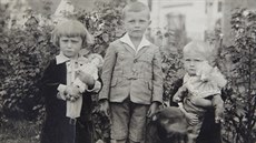Jan Škoda (vpravo) na snímku se staršími sourozenci z doby, kdy rodina žila na...