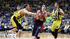 Jan Veselý (vlevo) a Kostas Slukas z Fenerbahce se pokouejí zkomplikovat...