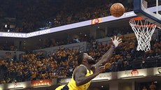 Kevin Love (vpravo) z Clevelandu padá, trefil ho letící Lance Stephenson z...