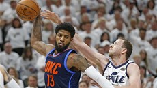 Paul George (vlevo) z Oklahoma City pod tlakem Joeho Inglese z Utahu.