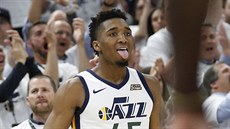 Donovan Mitchell z Utahu oslavuje v zápase s Oklahoma City.