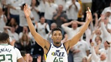 Donovan Mitchell oslavuje výhru svého Utahu nad Oklahoma City.