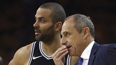 Tony Parker (vlevo) ze San Antonia se radí s trenérem Ettorem Messinou.