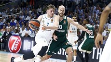 Luka Don�i� (vlevo) z Realu Madrid uniká Nicku Calathesovi z Panathinaikosu.
