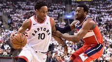 DeMar DeRozan (vlevo) z Toronta najídí kolem Johna Walla z Washingtonu.