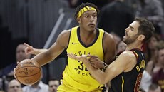 Myles Turner (vlevo) z Indiany se tlaí do Josého Calderóna z Clevelandu.