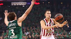 Kyle Wiltjer (vpravo) z Olympiakosu p�ihrává kolem Kevina Pangose ze �algirisu.