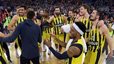 Basketbalisté Fenerbahce oslavují postup na euroligové Final Four. S íslem 24...