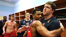 Basketbalisté CSKA Moskva slaví postup na euroligové Final Four. V popředí...