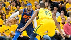 Carmelo Anthony (vlevo) z Oklahoma City pod tlakem Derricka Favorse z Utahu.