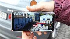 Ředitel továrny Chemotex Josef Urbánek ukazuje na mobilu fotku z místa nehody....
