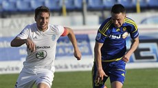 Adam Jáno� z Mladé Boleslavi uniká jihlavskému Davisu Ikaunieksovi.