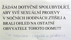 Přísný vzkaz, který se objevil na nástěnce v panelovém domě v pražských...