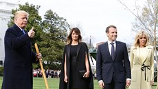 Donald Trump s manelkou Melanií a svým francouzským protjkem Emmanuelem...