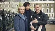 Amanda Abbingtonová, Martin Freeman a Benedict Cumberbatch v seriálu Sherlock...