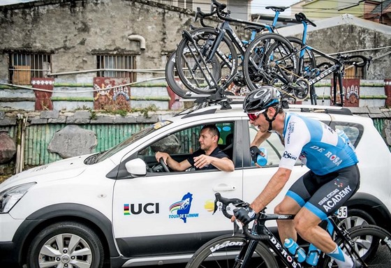 V AKCI. René Andrle za volantem coby sportovní editel týmu Israel Cycling...