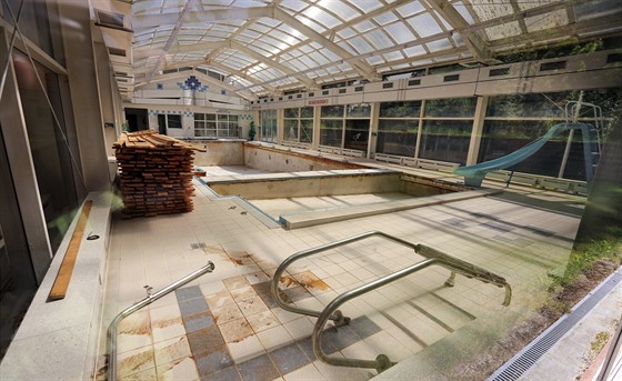 Zavřený a vypuštěný bazén v Potůčkách na Karlovarsku.