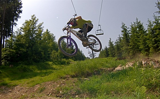 Bikepark na Jetdu se hodí pro zkuené sportovn zaloené jezdce. Dol se ítí...