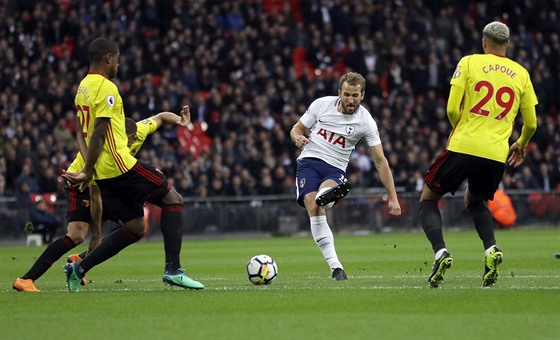 Harry Kane z Tottenhamu (v bílém) pálí v duelu proti Watfordu.