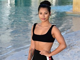 Britská hudebnice Vanessa White zvolila na plá sportovní model. Tepláky zdobí...