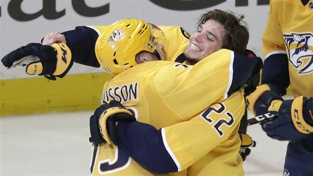 RADOST A LEVA. Kevin Fiala (vpravo) a Viktor Arvidsson z Nashvillu po vhe nad Winnipegem.