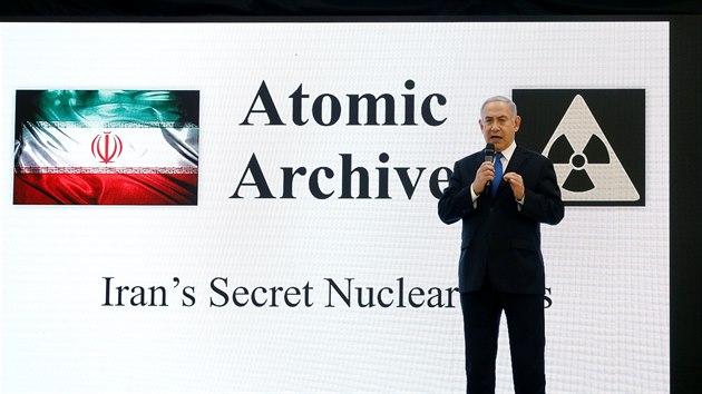 Izraelsk premir Benjamin Netanjahu hovo bhem tiskov konference na ministerstvu obrany v Tel Avivu. rn podle nj po podepsn jadern dohody lhal. (30. dubna 2018)