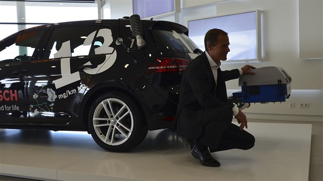 Předseda představenstva koncernu Bosch Volkmar Denner pózuje fotografům u testovacího auta s novou technologií.