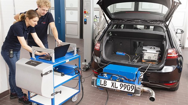 Do konce leto�n�ho roku bude v souvislosti s testov�n�m nov�ho dieselov�ho motoru pro�koleno 70 tis�c zam�stnanc� koncernu
Bosch z celkov�ho po�tu 402 tis�c � v�t�inou z oblasti v�zkumu a v�voje. Bude to sou��st nejv�t��ho �kolic�ho programu ve v�ce ne�
130let� historii firmy.