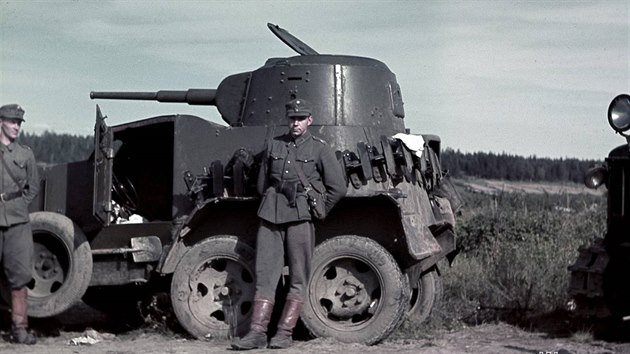 Finští vojáci s ukořistěným sovětským obrněným automobilem BA-10 (rok 1941 / pokračovací válka 1941 až 1944)