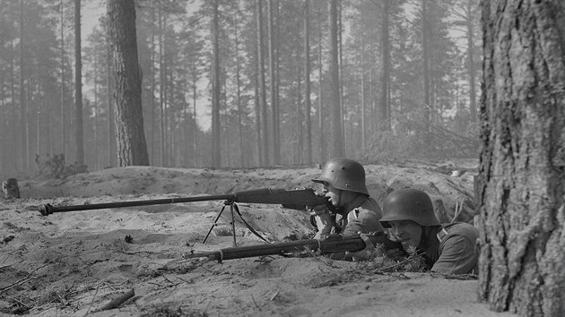 Finští pěšáci, ten vzdálenější má polskou protitankovou pušku Wz. 35. (rok 1942 / pokračovací válka 1941 až 1944)