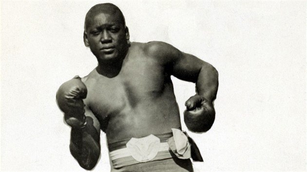 Johnson čelil kritice ze všech stran. Černošští boxeři mu měli za zlé, že si to s nimi jako světový šampion nerozdal o titul. Namítal, že ze zápasů s bílými má víc peněz.