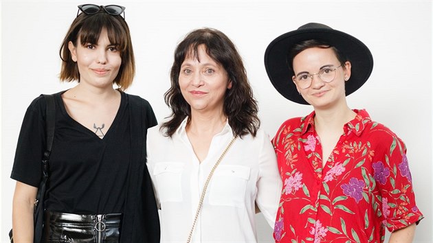 Here�ka Alena Mihulov� dorazila s dcerou Karol�nou Kachy�ovou (vpravo) a jej� p��telkyn� Nat�li�. V�em t�em to moc slu�elo.