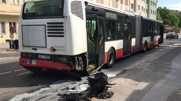 Pi stetu autobusu, osobnho auta a chodce v prask ulici Vrchlickho byly zranny dv osoby (30.4.2018)