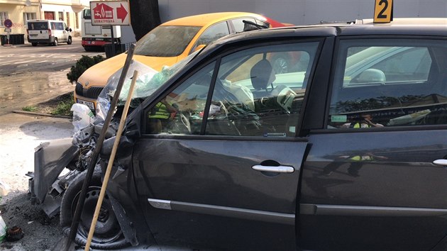 Pi stetu autobusu, osobnho auta a chodce v prask ulici Vrchlickho byly zranny dv osoby (30.4.2018)