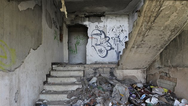 Vnit�ek zpustl�ho torza hotelu M�j v �st� nad Labem.