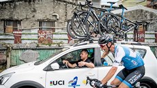 V AKCI. René Andrle za volantem coby sportovní ředitel týmu Israel Cycling...