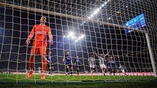 Samir Handanovič, brankář Interu, právě inkasoval gól od Juventusu.