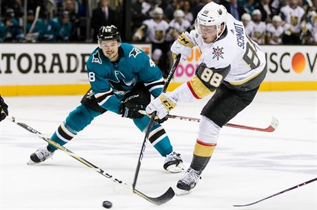 Tom Hertl ze San Jose pihl steleckmu pokusu Natea Schmidta.