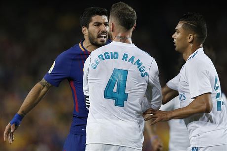 Luis Suárez z Barcelony (vlevo) v konfliktu se Sergiem Ramosem z Realu Madrid.