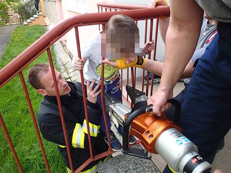 Karlovartí hasii pomáhali chlapci, který se hlavou zaklínil v zábradlí.