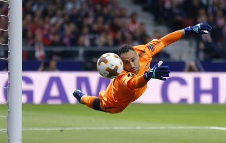 Branká David Ospina z Arsenalu v akci bhem semifinále Evropské ligy proti...