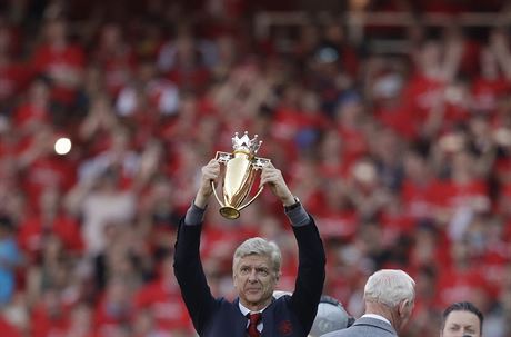 Arsne Wenger se zlatou trofej, kterou Arsenal od veden anglick ligy dostal...