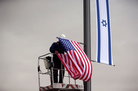 K izraelské vlajce ped americkým konzulátem v Jeruzalém pibyla i americká....