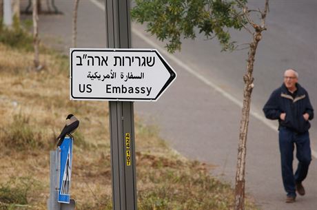 Nová jeruzalémská znaka v hebrejtin, arabtin a anglitin odkazuje na...